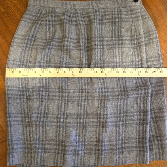 Jones of New York Woman's Green Plaid Suit, Size 12 - Picture 14 of 16